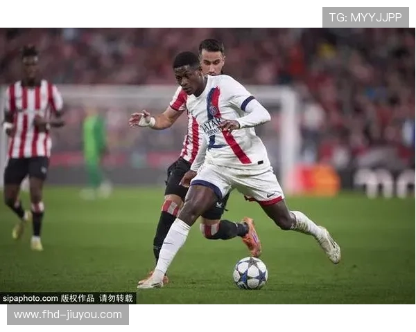 马尤卢错失绝佳机会后跪地抱头，毕巴门将西蒙上前安慰