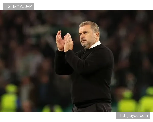 激情庆祝：波斯特科格鲁在热刺打入第三球后与助理教练紧紧相拥