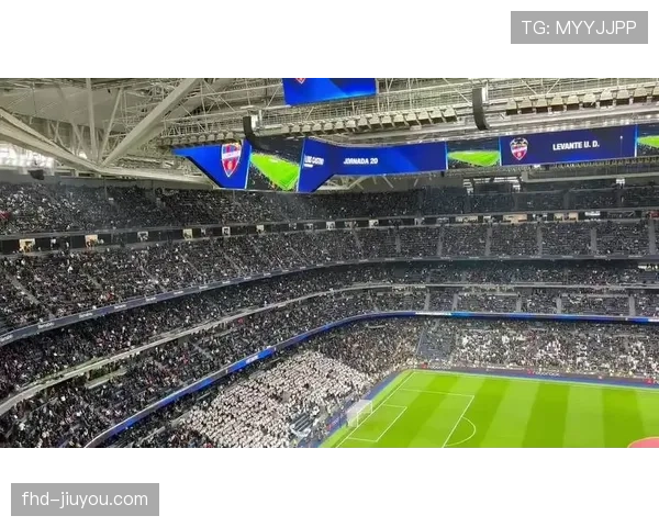 特写：在伯纳乌的包厢里，弗洛伦蒂诺凝视球场，沉默不语